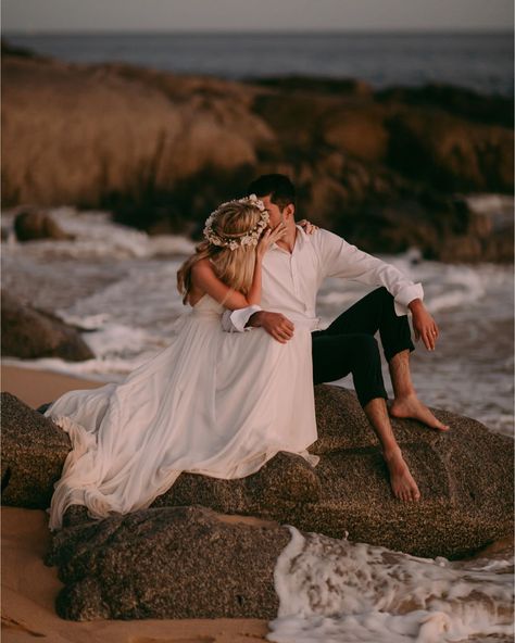 1,694 Likes, 13 Comments - Junebug Weddings (@junebugweddings) on Instagram: “A glimpse at the beachy goodness that’s on the blog right now 🌊 // 📷 @triciavictoriaphoto / event…” Different Styles Of Wedding Dresses, Styles Of Wedding Dresses, Engagement Pictures Beach, Pictures Wedding, Photo Love, Beach Wedding Photography, Beach Wedding Photos, Bridal Robe, Wedding Photos Poses