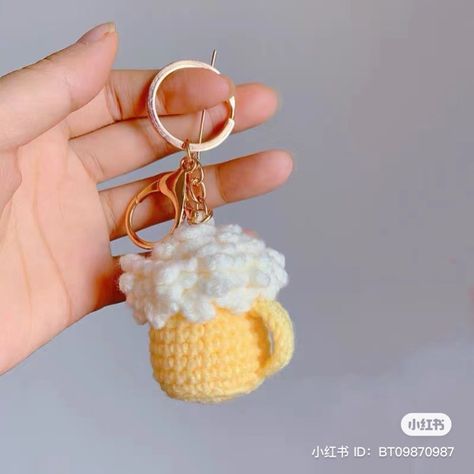 Picture Crochet, Crochet Beer, Keychain Crochet Pattern, Cup Keychain, American Crochet, Keychain Crochet, Crochet Xmas, Crochet Keychain Pattern, Crochet Humor