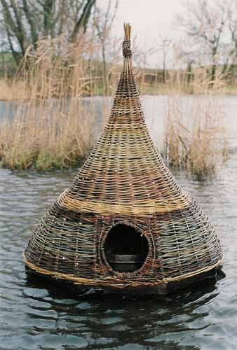 Duck Pet, Building A Pond, Duck House, Pond Ideas, Willow Weaving, Duck Pond, Pet Pet, Topiaries, Garden Pond