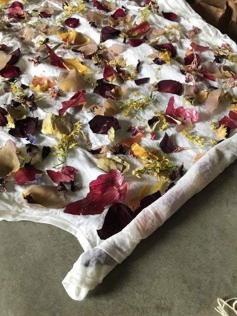 Eco Dyeing Fabric, Fabric Dyeing Techniques, Resist Dyeing, Dyeing Tutorials, A Level Textiles, Dye Flowers, Eco Dyeing, Red Rose Petals, Fabric Embellishment