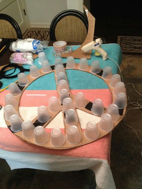 Peace sign diy Diy Peace Sign Decor, Peace Sign Charcuterie Board, Peace Fingers, Cute Diys, Hippie Art, Diy Signs, Peace Sign, Diaper Cake, Birthday Party