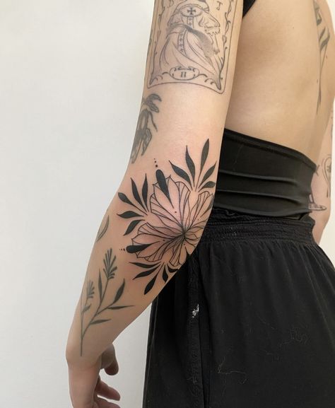 Floral Elbow Tattoo, Flower Arm Sleeve Tattoo, Elbow Tattoos For Women, Tattoos Elbow, Elbow Tattoo Ideas, Case Tattoo, Tattoo Elbow, Datum Tattoo, Earthy Tattoos