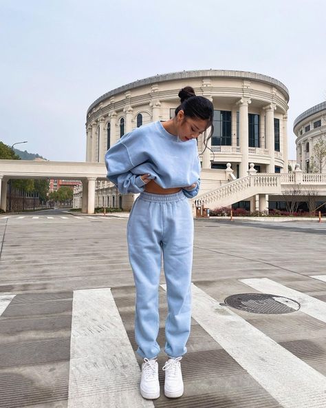 Blue Joggers Outfit, Pastel Blue Outfit, How To Style Sweatpants, Jogging Outfit, Korean Outfit Street Styles, Style Sweatpants, Joggers Outfit, Effortlessly Chic Outfits, Swaggy Outfits