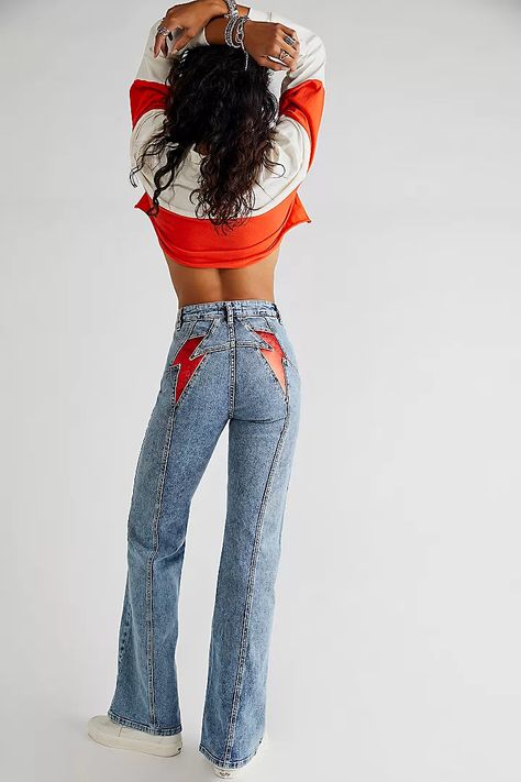 Jeans Bell Bottoms, Super Flare Jeans, Womens Flare Jeans, 70s Inspired Fashion, Jeans Free People, Cute Preppy Outfits, Jeans For Women, Denim Details, Autumn Fashion Women