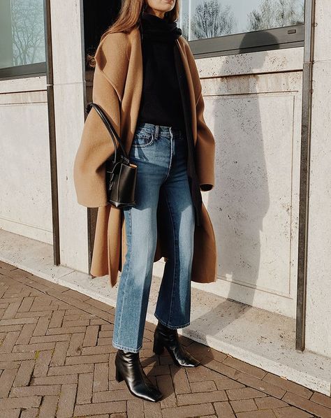 Fall Outfit Jeans And Boots, Black Coat With Jeans Outfit, Winter 2022 Boots Trends, Severe Winter Outfit, Fall Style Jeans, Boots And Denim Outfit, Winter 2022 Fashion Trends Street Style, Medium Boots Outfit, European Going Out Outfit Winter