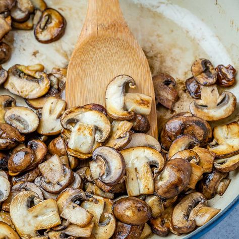 Herbed Mushroom Brown Rice | Clean Food Crush Meal Prepped Lunches, Mushroom Brown Rice, Brown Rice Dishes, Lunches For The Week, Homemade Vegetable Broth, Homemade Bone Broth, Mushroom Brown, Bone Broth Recipe, Brown Rice Recipes