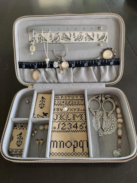 Sewing Kits, Sewing Box Ideas, Travel Stitching Case, Jewelry Travel Case Diy Sewing Projects, Diy Jewelry Travel Case, Travel Sewing Case, Travel Sewing Kit Diy Free Pattern, Scissor Case Pattern, Sewing Kits Diy