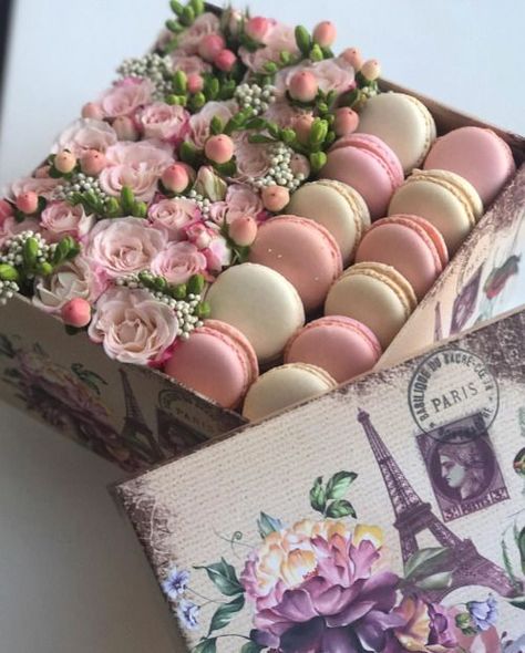 Flower Present Gift, Box Flowers Gift Ideas, Flower Gift Box Ideas, Flowerbox Ideas, Macaron Gift Boxes, Kue Macaroon, Wedding Gifts Packaging, Flower Bouquet Diy, Flower Box Gift