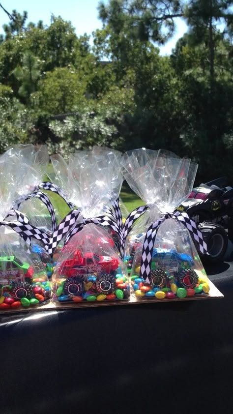 Monster Truck Party Favors Monster Truck Party Ideas, Bolo Blaze, Monster Truck Cupcakes, Monster Truck Party Favors, Monster Jam Birthday Party, Truck Party Ideas, Blaze Birthday Party, Blaze Party, Auto Party