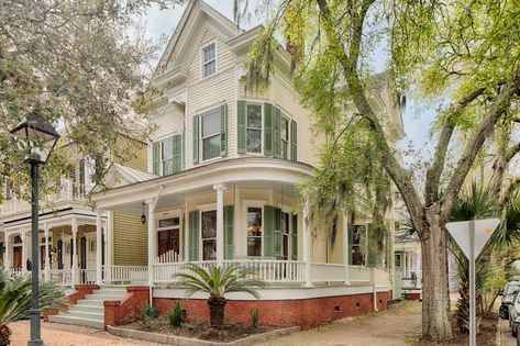 Southern Victorian Homes, Southern Style Homes Interior, Victorian Houses For Sale, Labas Ng Bahay, Haint Blue Porch Ceiling, Southern Style Homes, Victorian Homes Exterior, Green Shutters, Craftsman Homes