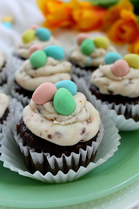 If you love Cadbury mini eggs you'll love these easy Easter cupcakes! Your kids will devour the buttercream icing and you'll enjoy a different Easter dessert idea that isn't a bird's nest. Try these fun treats and watch them disappear! #Easter #Easterbaking #Eastercupcakes #baking #cupcakes #minieggs #Cadburyminieggs #Easterrecipe #holidaycupcake #funtreats #forkids Easy Easter Cupcakes, Easter Cupcakes Easy, Holiday Desert, Cadbury Mini Eggs, Egg Cupcakes, Dessert Oreo, Spring Baking, Mini Egg, Kid Desserts