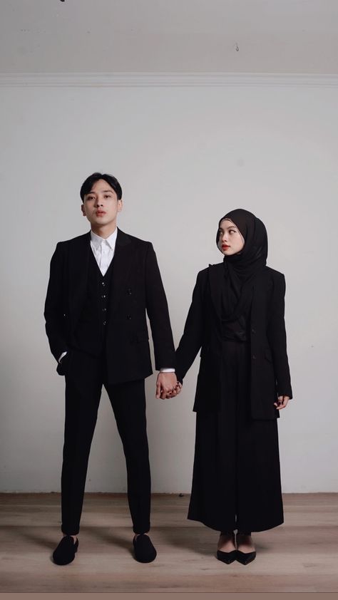 Pre Wedding Photoshoot Props, Fesyen Islam, Studio Photoshoot Ideas, Korean Couple Photoshoot, Pre Wedding Photoshoot Outfit, Korean Wedding Photography, Wedding Photo Studio, Wedding Photoshoot Props, Pre Wedding Photoshoot Outdoor