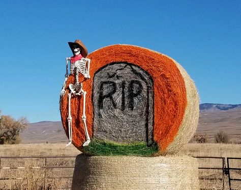 Hay Bale Halloween Decor, Hay Bale Painting Ideas, Halloween Hay Bale Ideas, Hay Bale Halloween, Halloween Hay Bale, Halloween Hay Bales, Hayride Party, Hay Bale Decorating Ideas, Hay Bale Painting