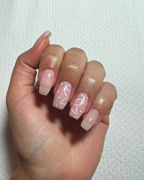 Butterfly Simple Nails, Butterfly Nails Easy, Outlined Nails Acrylic, Simple Butterfly Nail Designs, Easy Butterfly Nails, Butterfly Almond Nails, Simple Butterfly Nail Art, Simple Butterfly Nails, Summer Butterfly Nails