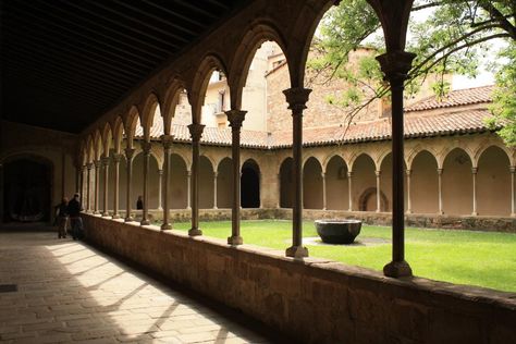 Traditional cloister Cloister Garden, Church Design Architecture, Pretty Scenery, India Architecture, Gentleman Aesthetic, Courtyard Design, Beautiful House Plans, Patio Interior, Soho House