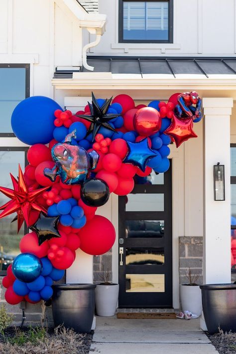 Spidey Balloon Garland, Spider Man Balloon Garland, Spidey Team Birthday Party, Spiderman Theme Party Decoration, Themed Macarons, Spiderman Balloon, Spiderman Theme Party, Spiderman Birthday Party Decorations, Nicolas Party