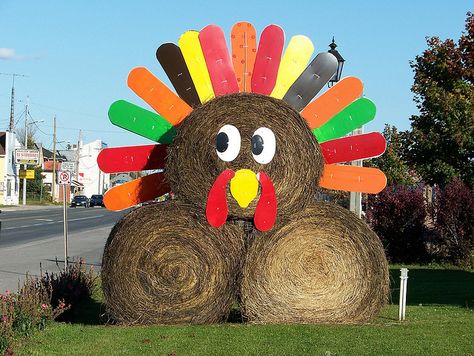 Turkey made from hay bales by Will S., via Flickr#diamondcandles #harvestcontest2012 Turkey Hay Bale, Halloween Hay Bale, Hay Bale Decorating Ideas, Farm Playground, Decorated Hay Bales, Hay Bale Decor, Painted Hay Bales, Hay Bale Decorations, Hay Decor