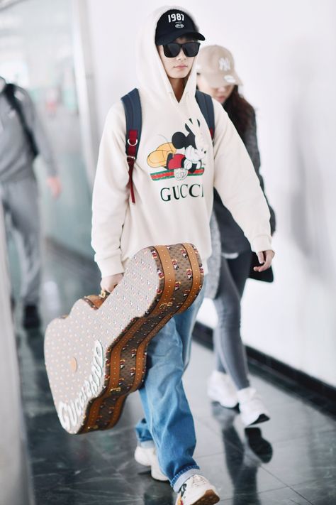 Airport Fashion Kpop, Loafers Gucci, Gucci Sweatshirt, Aventura Mall, Outfit Designer, Lit Af, Sneakers Gucci, Gucci Collection, Gucci Clothing