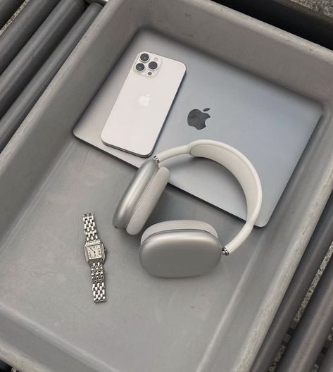 Cute Headphones, Apple Headphone, Tech Aesthetic, Iphone Obsession, Healthy Lifestyle Inspiration, Apple Magic Mouse, Apple Products, Travel Aesthetic, Things To Buy