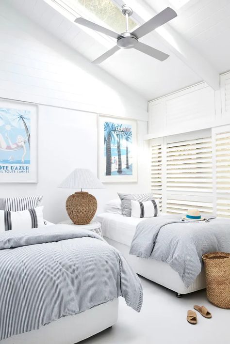 Small Living Room Beach House, Ikea Beach House, Beach Bungalow Bedroom, Beach House Style Bedroom, Small Beach House Bedroom, Small Beach Apartment Decor, Beach Apartment Interior Design, White Beach House Interiors, Beach House Rental Decor