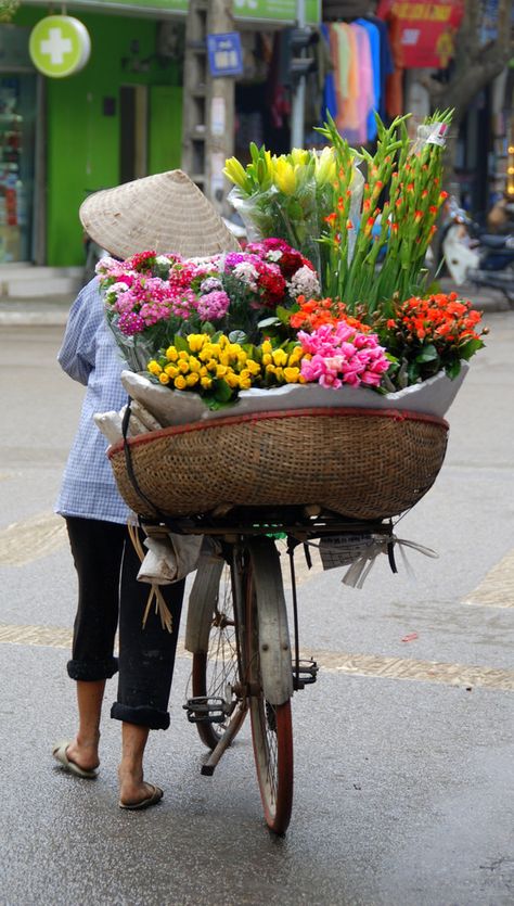 Bicycle With Flowers, Hanoi Vietnam, Jolie Photo, Vietnam Travel, People Of The World, 인물 사진, Flower Market, Hanoi, Asia Travel