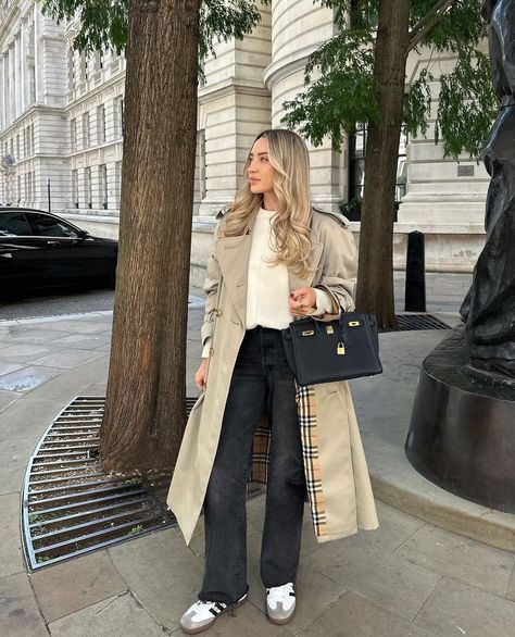 Freezing Weather Outfit, Burberry Trench Coat Outfit, Classy Jeans Outfit, Europe Fall Outfits, Classy Jeans, European Fall, Winter Layering Outfits, Fall Travel Outfit, Perfect Winter Outfit