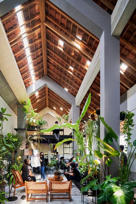 RAD+ar tops tropical residence in indonesia with green steep pitch roof Tropical Architecture, Roof Architecture, Vernacular Architecture, H Design, Architecture Inspiration, Tropical House, Mountain Lodge, Modern Tropical, Tropical Design