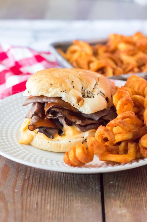 Copycat Arbys Beef and Cheddars - Life With The Crust Cut Off Roast Beef Nachos, Arbys Roast Beef, Copycat Arbys, Arbys Beef And Cheddar, Fajita Pizza, Homemade Cheeseburgers, Picky Eaters Kids, Roast Beef Sandwiches, Homemade Hamburgers