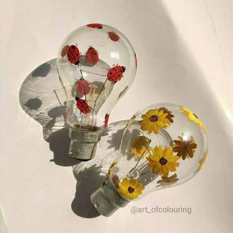 Light Bulb Painting Ideas Aesthetic, Painted Light Bulbs Aesthetic, Painting Light Bulbs, Bulb Painting Ideas, Bulb Painting, Diy Crafts Easy At Home, Light Bulb Art, Light Bulb Crafts, Painted Light Bulbs