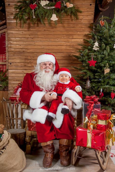 photo de pere noel Christmas Baby Photoshoot, Santa Background, Fall Photoshoot Family, Christmas Family Photoshoot, Expectations Vs Reality, Because The Internet, Santa Claus Costume, Photoshoot Family, Santa Photos