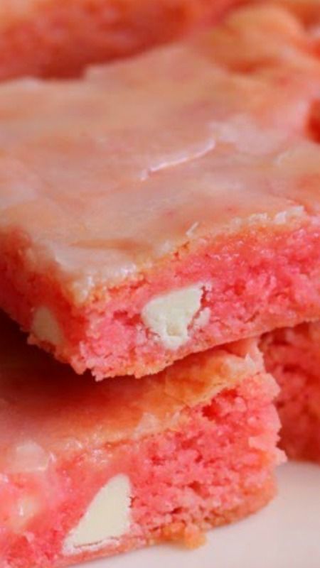 Strawberry Brownies ~ These are dense and chewy like a brownie or a chewy cookie bar and they are so dang good, dangerously good to be precise. Strawberries Recipes, 3 Ingredient Brownies, Class Snacks, Valentines Treats, Strawberry Brownies, Valentines Baking, Valentine Diy, Instant Pudding, Chewy Cookie