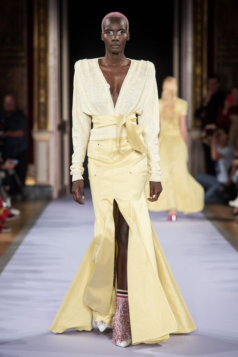 Looking gorgeous in this beautiful yellow.  #talbotrunhof #hautecouture #spring2019 #fashion #yellow Cute Outfit Winter, Luxury Chic Yellow Skirt, Yellow Fashion Editorial, Trends Ss24, Barbie Mood, The Blonds Runway 2020, Outfit Ideas Wedding, Yellow Runway Fashion, Dress Beach Outfit