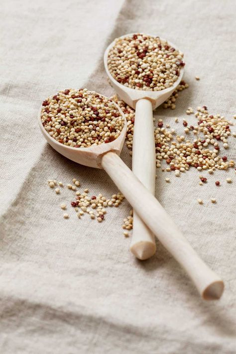 In this useful how to cook quinoa guide, you'll learn all about quinoa, the different types of quinoa, and how to cook it in four different fast and easy methods. Health Benefits Of Quinoa, Quinoa Health Benefits, Quinoa Fried Rice, Quinoa Granola, Spices Photography, Quinoa Benefits, Quinoa Seeds, Cook Quinoa, Vegetarian Quinoa