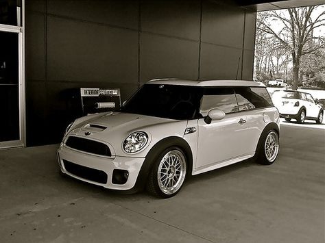 White Mini R55 Clubman, Mini Cooper Custom, Mini Jcw, Car Vibes, 2006 Mini Cooper, Mini Cooper R56, Mini Cooper Classic, Mini Cooper Clubman, Mini Ideas