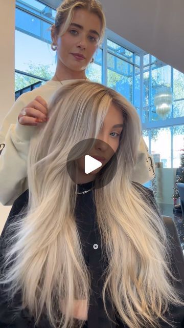 Tori Elyse on Instagram: "WINTER BLONDE ❄️ & let me show you how it’s done ⬇️⬇️⬇️ I love slightly tweaking my blonde formulas as the seasons change. It keeps it interesting and fun for the client and also continues to challenge me to try something DIFFERENT. Embracing the challenge of constant reinvention, because who wants the same hair forever? 💅🏻 Here’s my formula breakdown : Lowlight : 7N/ 1/4 8N @lorealpro Richesse. (Note I lowlighted her mids but left out all of her ends for bright pops) - Face frame highlights - Root smudge 7N/ 7T @redken #redkenshadeseq - Gloss 10BS/ 10V @goldwellus Colorance ❄️ Would you let me do this to you? 💇🏼‍♀️ #fansēsalon #fansēfox" Bright Face Framing Highlights, Blonde Formulas, Root Smudge Blonde, Face Frame Highlights, Frame Highlights, Root Smudge, Winter Blonde, Face Frame, Redken Shades Eq