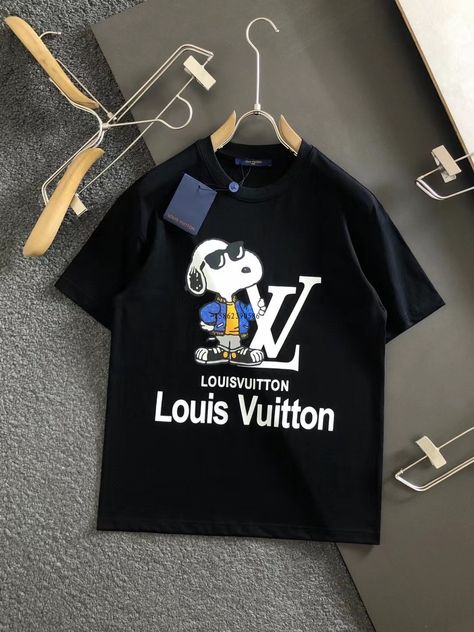 Lv T Shirt, Cute Tomboy Outfits, Best Mens T Shirts, Cool Shirt Designs, Black And White Tees, Black Men Fashion Swag, Mens Luxury Fashion, Cool Outfits For Men, Tee Shirt Designs