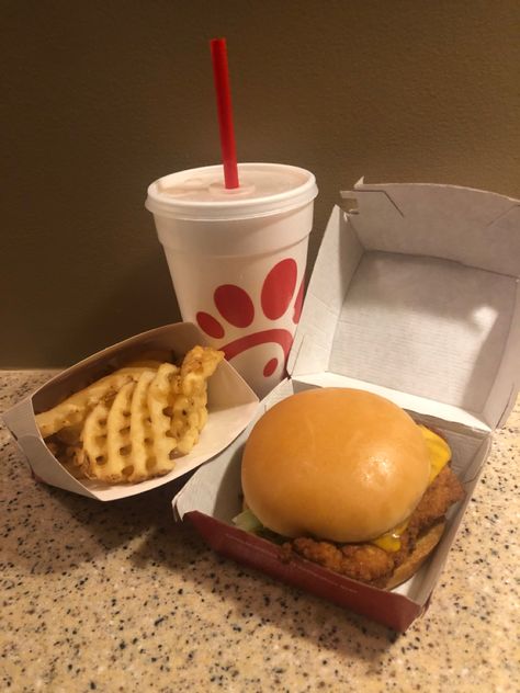 Spicy Chicken Sandwich Chick Fil A, Usa Food Snacks, Chic Fil A Chicken Sandwich, Chic Fil A Aesthetic, Chicken Sandwich Chick Fil A, Chick Fil A Aesthetic, Chick Fil A Chicken Sandwich, Chick Fil A Sandwich, Food Babe