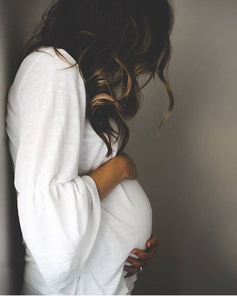 Beautiful, loose-fitting white dress for pregnant women. Dress For Pregnant Women, Foto Newborn, Baby Bump Style, Dresses For Pregnant Women, Bump Style, Foto Tips, Baby Proofing, Pregnant Woman, Pregnancy Outfits