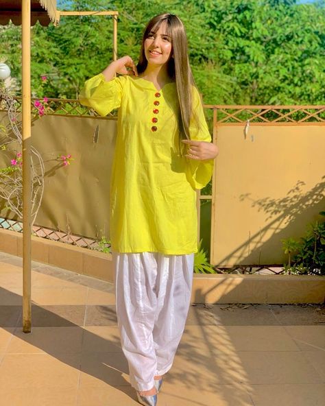 Plain Yellow Dress, Style Outfits Summer, Summer Vibes Aesthetic, Kurti Pattern, Aesthetic Summer Outfits, Eid Dress, Designer Aesthetic, Simple Kurta Designs, Suit Collection