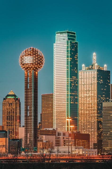 21 Fun Cities In The US You Have To Visit Cheap Travel Usa, Skyline Mural, Texas Tattoos, Dallas City, Trip Photography, American States, Nature Museum, Usa Cities, Naruto Kakashi