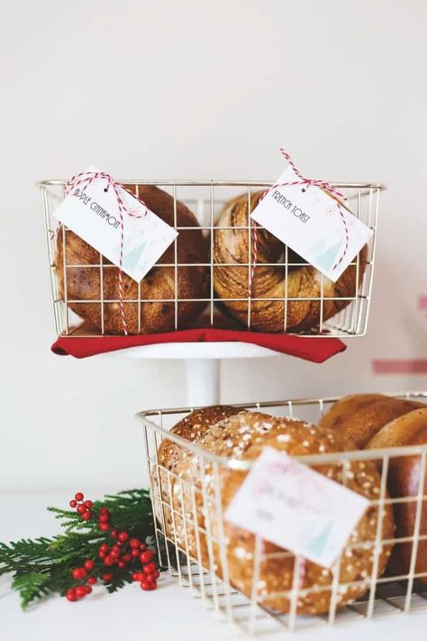 Serve bagels in a wire basket to emulate that fresh bagel shop vibe. See more tips for a bagel bar here. Bagel Bar Ideas, Bagel Bar Brunch, Lunch Sandwiches, Bagel Breakfast, Brunch Celebration, Bagel Bar, Breakfast Basket, Ideas For Parties, Brunch Bar