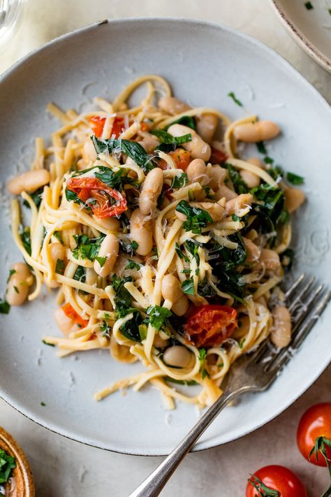 This white bean scampi served over whole-wheat linguine provides a vegetarian alternative to shrimp scampi. #vegetarian #beans #pasta #whitebeans Vegetarian Beans, Classic Shrimp Scampi, Bean Pasta, Vegetarian Pasta Recipes, Scampi Recipe, Meatless Main Dishes, Skinnytaste Recipes, Vegetarian Pasta, Shrimp Scampi