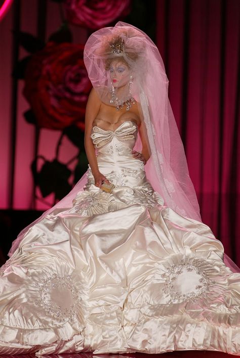 John Galliano Wedding Dress, Galliano Wedding Dress, 2000s Runway, 2004 Runway, Galliano Dior, Dior Clothing, Dior Collection, Christian Dior Haute Couture, Dior Haute Couture