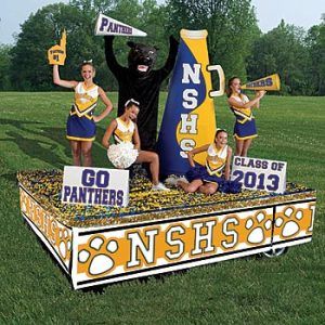 i love this flout the prade i am going to be in we r trying do do something like this Football Parade Float, Parade Float Ideas, Parade Decorations, Rally Idea, Homecoming Floats, Football Banquet, Youth Cheer, High School Homecoming, Football Banner