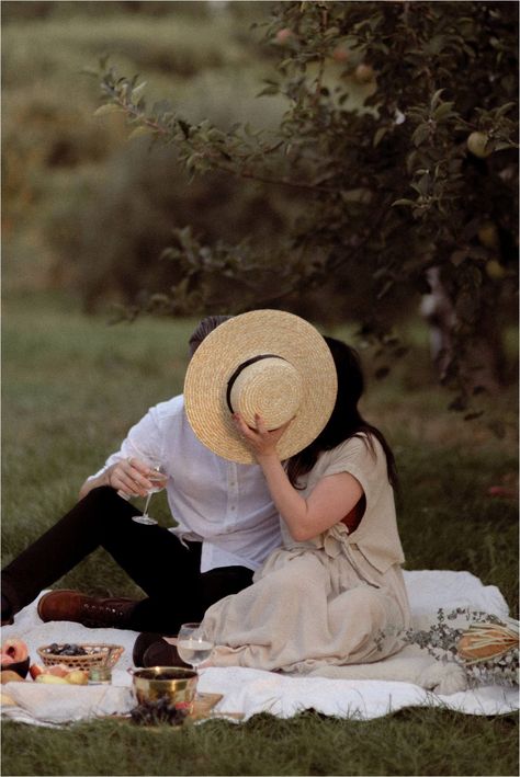 Fall Couple Photoshoot Ideas, Couple Fall Photoshoot, Picnic Engagement Photos, Autumn Shoot, Prenuptial Photoshoot, Picnic Photo Shoot, Photoshoot Tips, Picnic Pictures, Picnic Photography