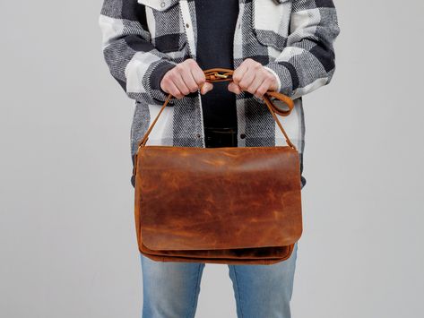 Mens Messenger Bag, Gift For Wedding Anniversary, Laptop Size, Men Office, Mens Bag, Photo Shape, Leather Briefcase Men, Best Gifts For Him, Gift For Wedding