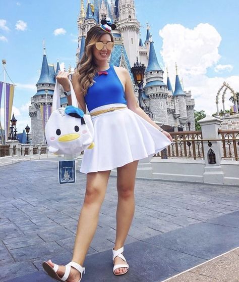 This is the cutest Donald Duck Disneyboud EVER! . Disney Style I Disney Outfit I Disney OOTD I Disney Park Outfit I Wear to Disney Disney Outfits Disneybound, Disney Ootd, Disney Park Outfit, Donald Disney, Disney Picture Ideas, Disney Outfits Women, Park Outfit, Disney Hair, Disney Dooney