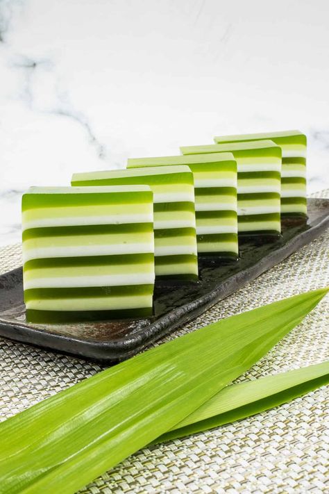 Gelatine Cake, Coconut Jelly Recipe, Pandan Jelly, Pandan Layer Cake, Agar Agar Jelly, Kuih Lapis, Agar Jelly, Pandan Cake, Pandan Leaves