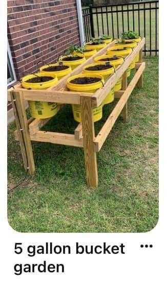 Raised Garden Beds Diy Vegetables, Bucket Gardening, Building A Raised Garden, Vegetable Garden Diy, Diy Raised Garden, Backyard Vegetable Gardens, Raised Garden Beds Diy, Home Vegetable Garden, Garden Art Projects