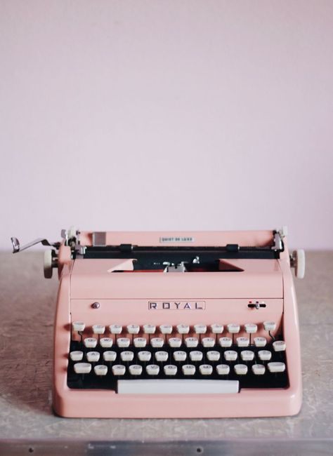 Type Writer Aesthetic Vintage, Typewriter Aesthetic, Pink Typewriter, Writer Aesthetic, Aesthetic Types, Vintage Typewriters, Pink Iphone, Cute Little Things, The Good Old Days